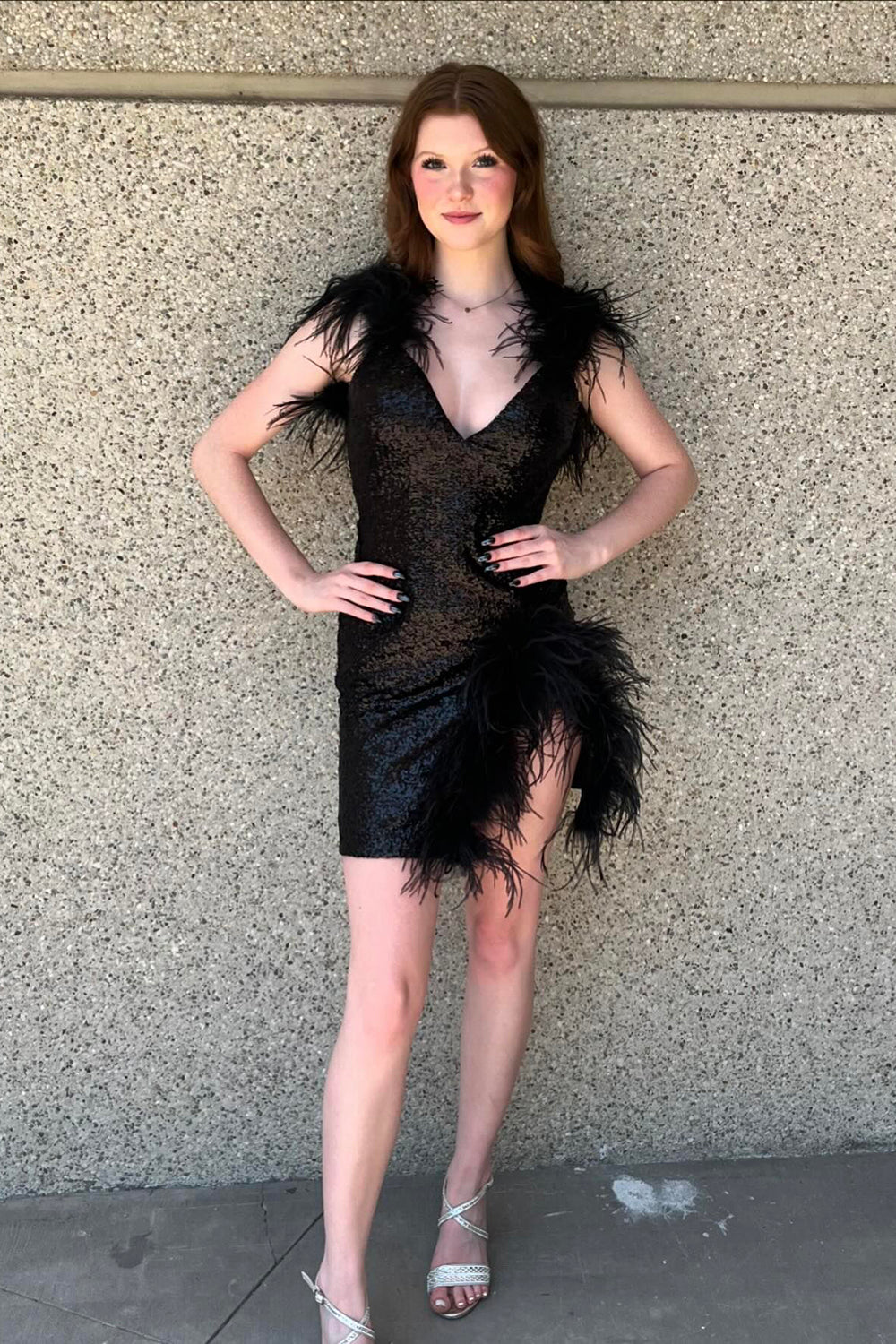 Black Homecoming Dresses V-Neck Tight Short Cocktail Dresses with Feathers