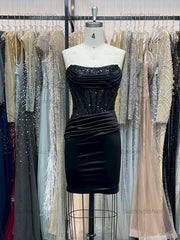 Bodycon Scoop Neck Satin Short Homecoming Dress with Appliqeus