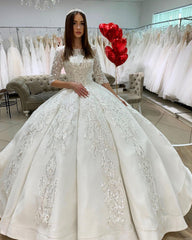 Chic Half Sleeves Ball Gown Wedding Dress With Lace Appliques