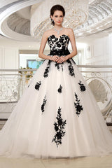 Chic Strapless Tulle Lace Wedding Dresses With Black Appliques