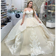 Elegant & Glamorous Ball Gown Off Shoulder Lace Applique Tiered Ruffle Pleats Tulle Quinceanera Dress Formal Evening Party Gown For Sweet 16