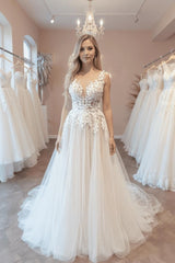 Elegant Long V-Neck Sleeveless Lace Backless Bridal Dress