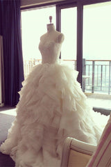 Elegant Sweetheart Ruffles Wedding Dress with Beadings Latest Court Train Bridal Gown