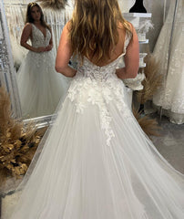 Elegant V-Neck Sleeveless Tulle Bridal Dress with Appliques