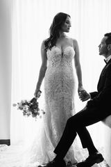 Elegant White V-neck Backless Mermaid Wedding Dresses With Lace