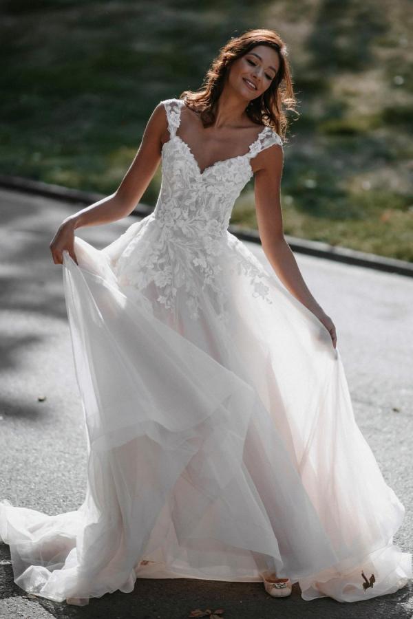 Gorgeous Sweetheart White Tulle Lace Backless A-Line Beach Wedding Dresses