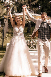 Gorgeous V-Neck Sleeveless A-Line Lace Wedding Dress With Chapel Train