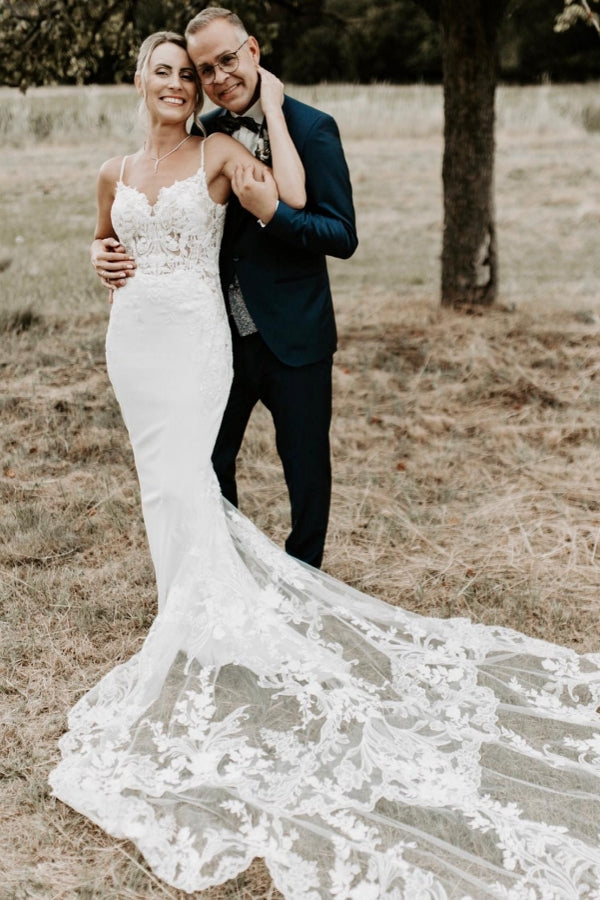 Long White Beach Wedding Dress Spaghetti Straps Mermaid Backless Bridal Gown With Lace