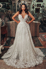 Luxury Spaghetti Straps V Neck Tulle Lace A-Line Beach Wedding Dresses