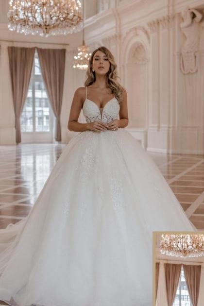 Noble Spaghetti-Straps Sleeveless Ball Gown Lace Bridal Dress