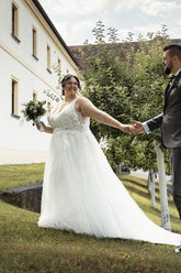 Plus Size Beach Wedding Dress V Neck A Line Tulle Bridal Gown with Lace Appliques