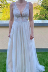 Simple V-Neck Sleeveless Tulle Floor-Length Beach Wedding Dresses with Lace