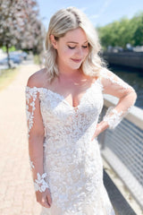 Stunning Off-the-Shoulder Long Sleeve Sweetheart Appliques Lace Mermaid Wedding Dress