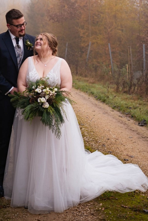 V Neck Beach Plus Size Wedding Dress A Line Tulle Bridal Gown with Lace Appliques