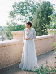 V-Neck Lace Long Sleeve Vintage Bridal Gown Latest Floor Length Custom Made Beach Wedding Dress