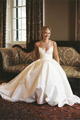 V-neck Spaghetti Straps Outdoor Wedding Dresses Satin Beach Bridal Gowns with Lace