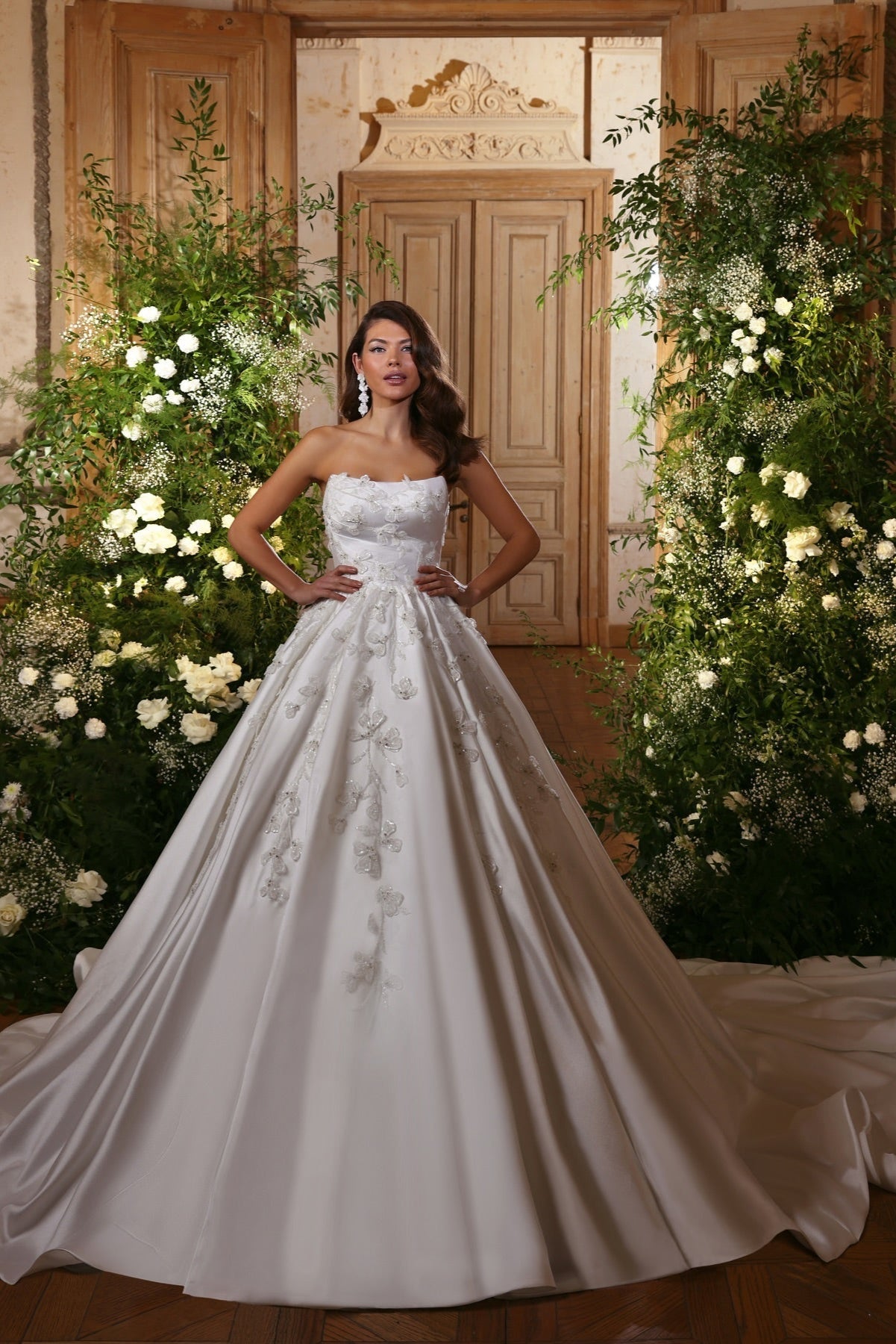 White Wedding Dress A Line Strapless Beaded Ball Gown Sleeveless Cathedral Train Satin Bridal Gown With 3D Flowers
