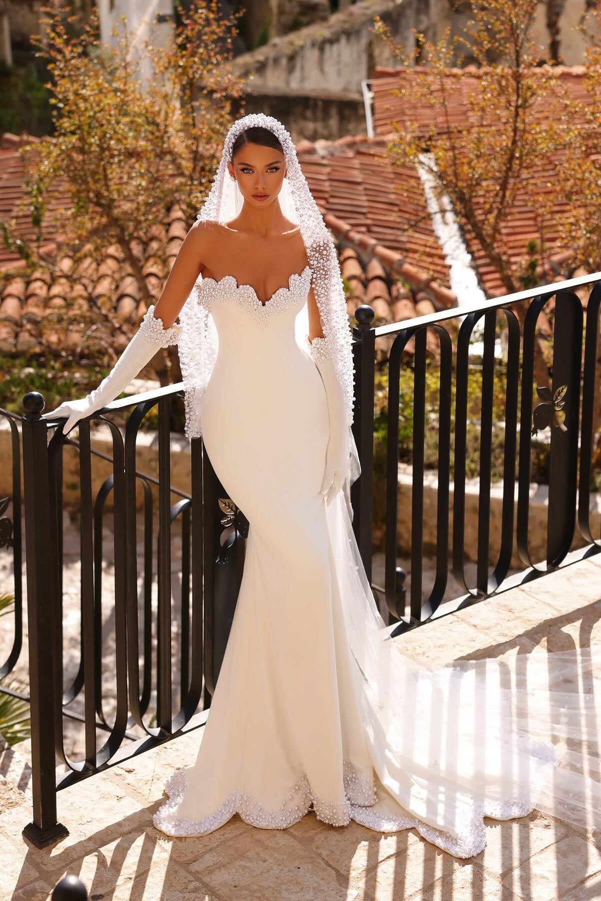 White Wedding Dress Mermaid Sweetheart Sleeveless Beaded Sweep Train Satin Bridal Gown With Pearls