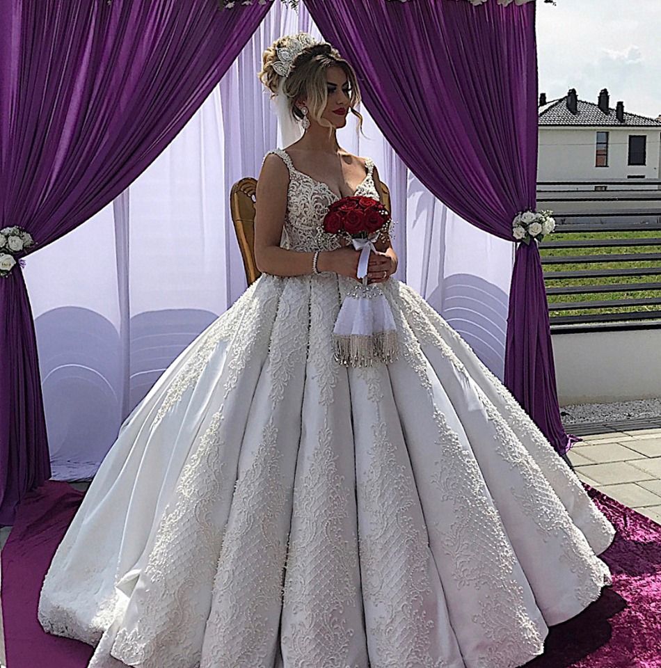 Appliques V-neck A-line Straps Sleeveless Fascinating Wedding Dresses