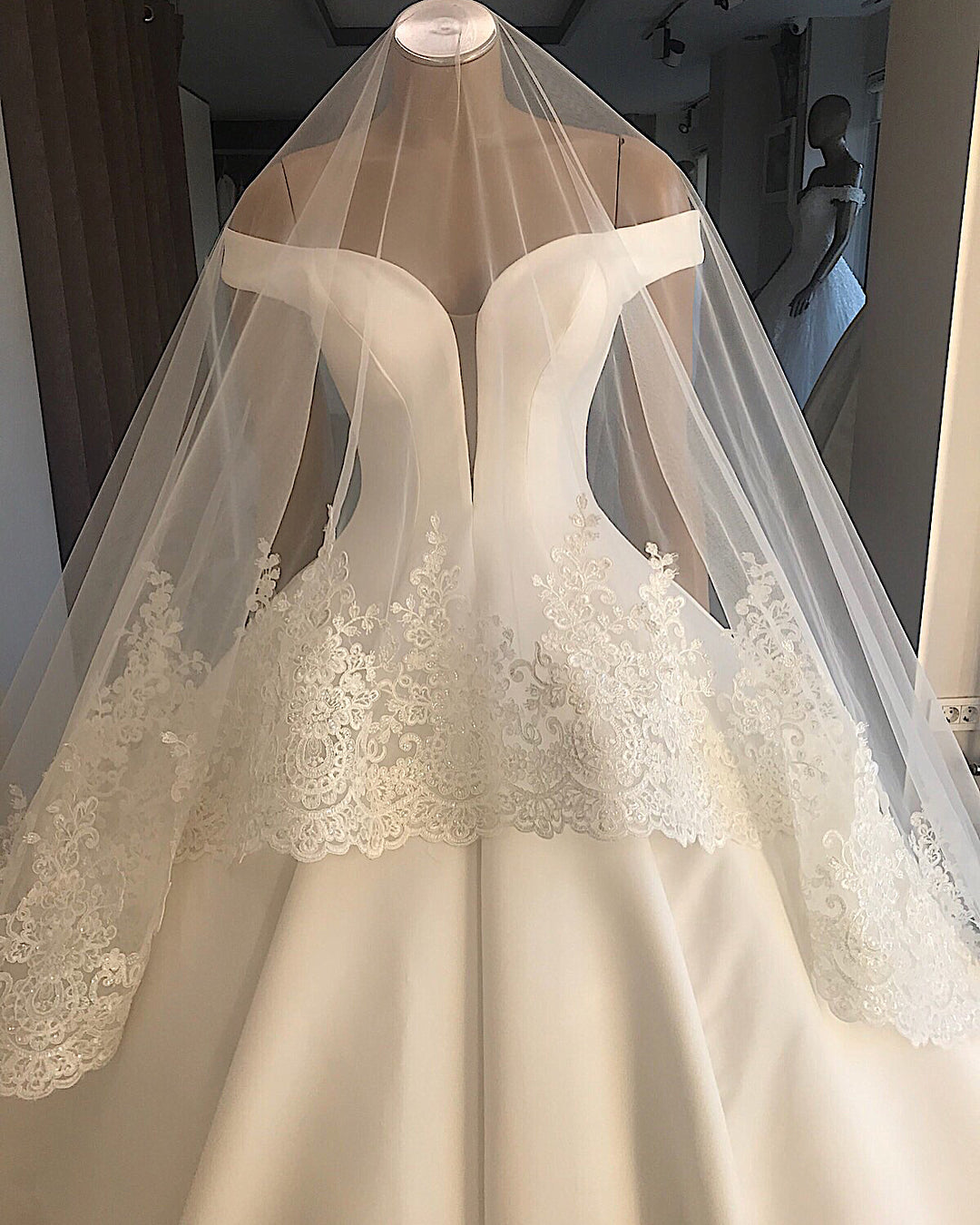 Ball-Gown Off-the-shoulder Excellent Appliques Wedding Dresses