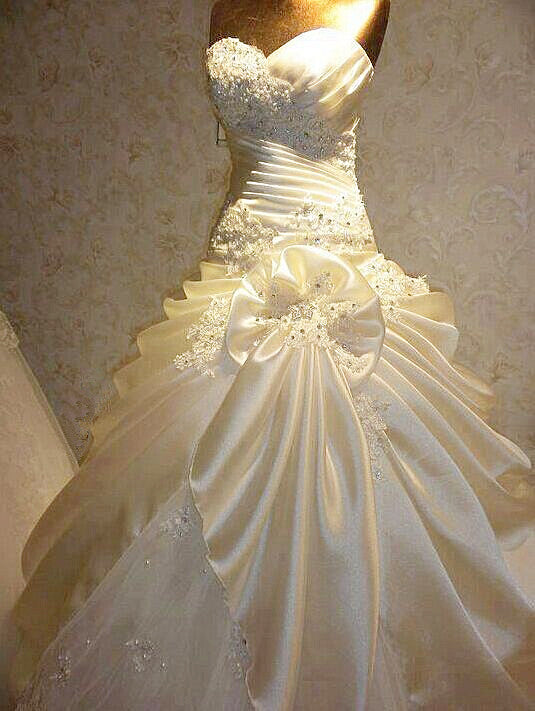 Beautiful Sweetheart Crystal Ruffles Long Wedding Dress with Beadings Latest Bowknot Ball Gown Bridal Gowns