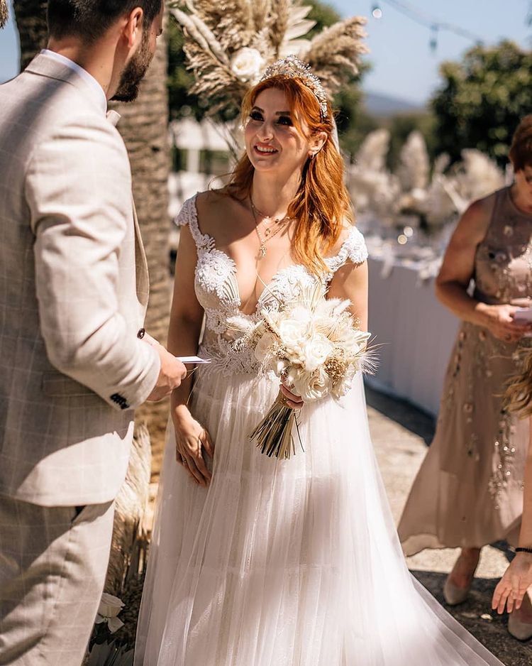 Beautiful Sweetheart Illusion Empire Beach Wedding Dress with Lace