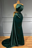 Encantador vestido de noche de sirena verde con adorno de perlas doradas brillantes