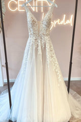 Chic Long V-Neck Sleeveless Lace Bridal Dress