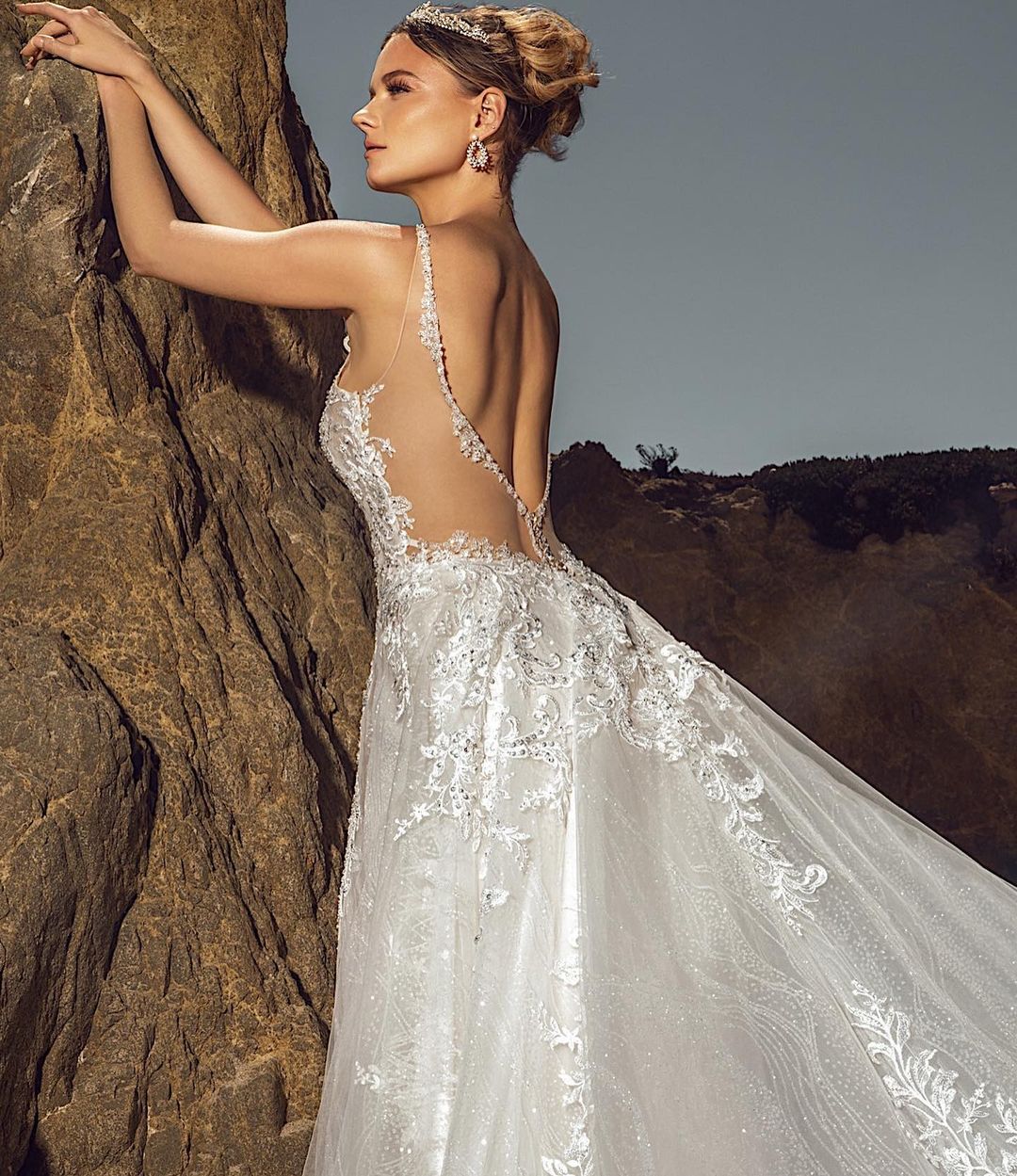 Chic Sleeveless V-Neck Beach Wedding Dress Aline Tulle Brial Dress with Lace Appliques& Pockets