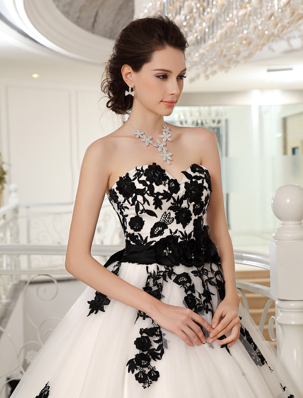 Chic Strapless Tulle Lace Wedding Dresses With Black Appliques
