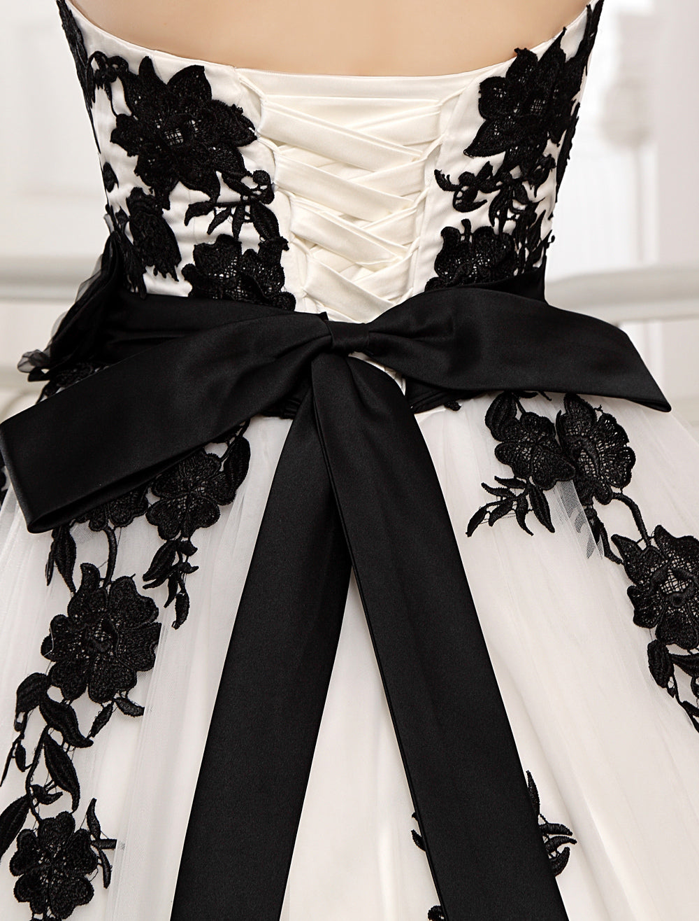 Chic Strapless Tulle Lace Wedding Dresses With Black Appliques