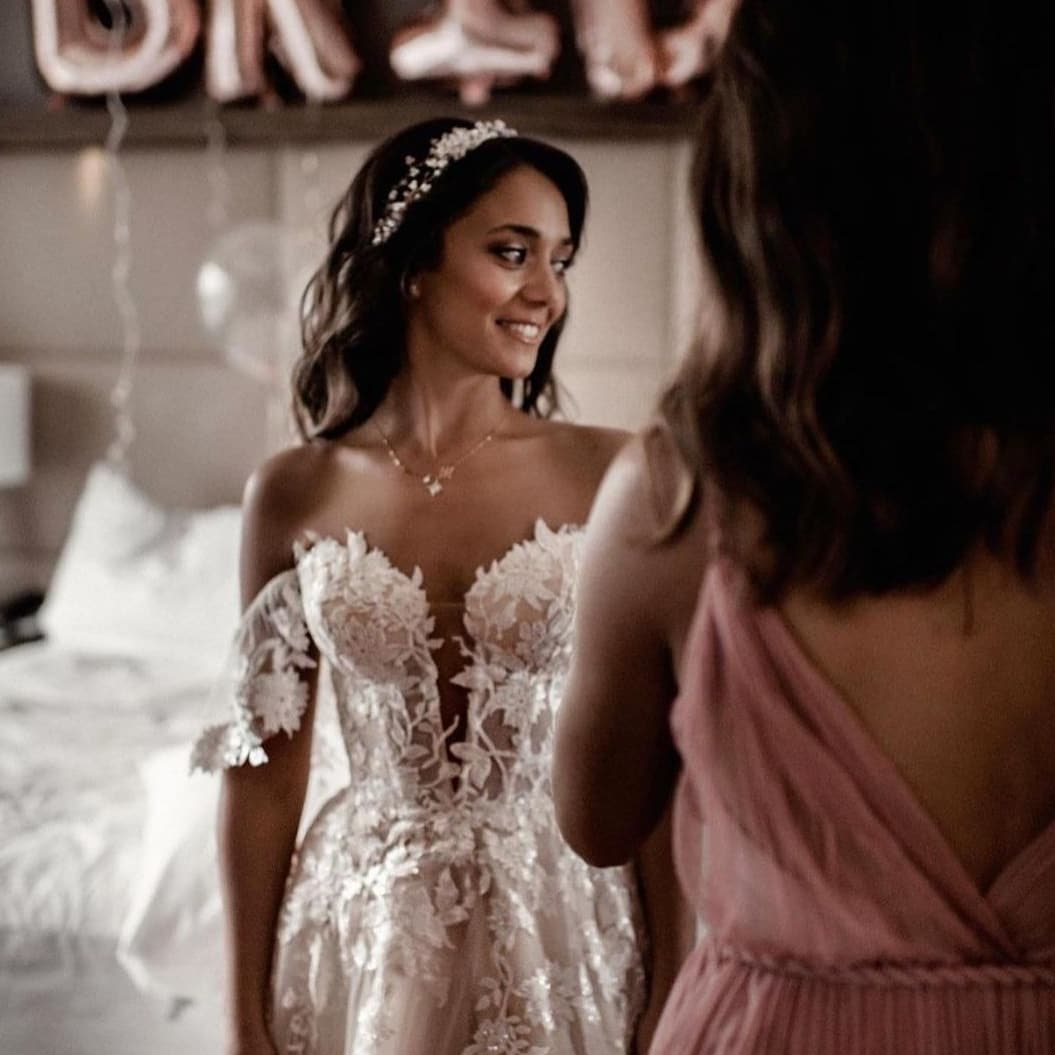 Classic Off-the-Shoulder Beach Wedding Dress With Lace Appliques Bridal Gowns