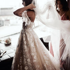 Classic Off-the-Shoulder Beach Wedding Dress With Lace Appliques Bridal Gowns