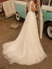 Country Plus Size A-Line Wedding Dress V-neck Lace Tulle Jersey Sleeveless Bridal Gowns with Sweep Train
