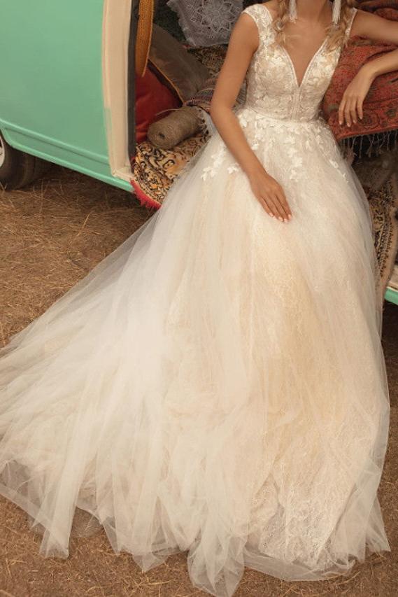Country Plus Size A-Line Wedding Dress V-neck Lace Tulle Jersey Sleeveless Bridal Gowns with Sweep Train