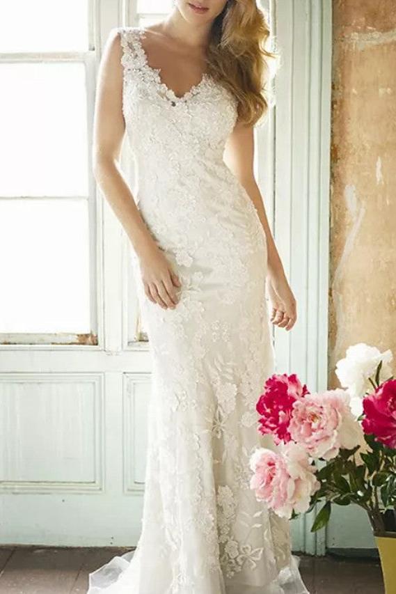 Country Plus Size Sheath Wedding Dress V-neck Lace Sleeveless Bridal Gowns with Sweep Train
