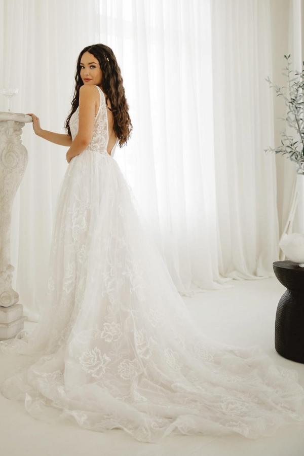 Elegant A-line V-Neck Sleeveless Wedding Dresses With Lace