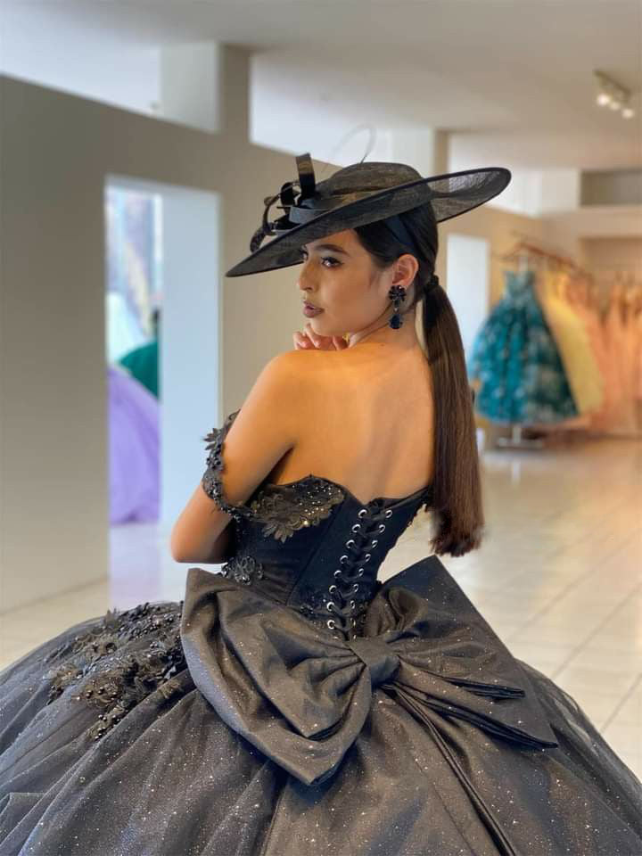 Elegant Ball Gown Off Shoulder Deep V Neck Lace Appliques Black Tulle Quinceanera Dress For Sweet 16