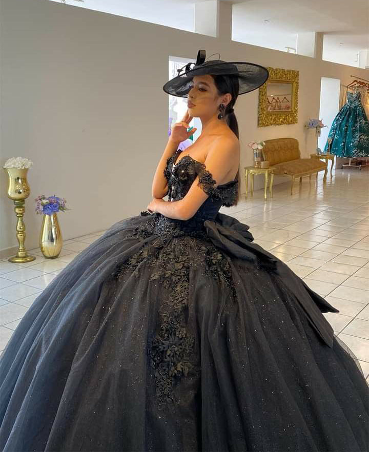 Elegant Ball Gown Off Shoulder Deep V Neck Lace Appliques Black Tulle Quinceanera Dress For Sweet 16