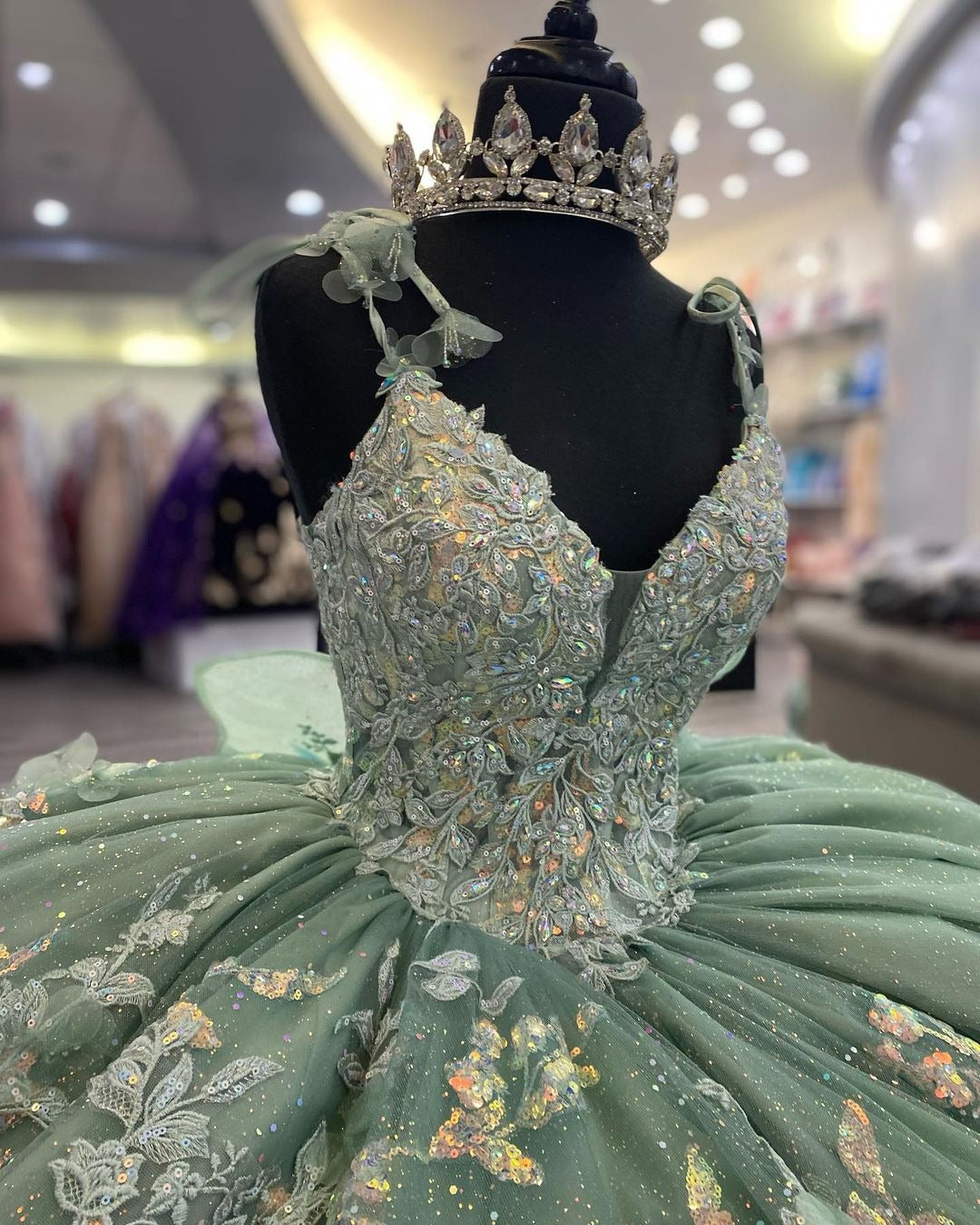 Elegant & Gorgeous Ball Gown V Neck Spaghetti Straps Sleeveless Lace Appliques Beaded Mint Green Tulle Princess Party Gown Quinceanera Dresses For Sweet 16