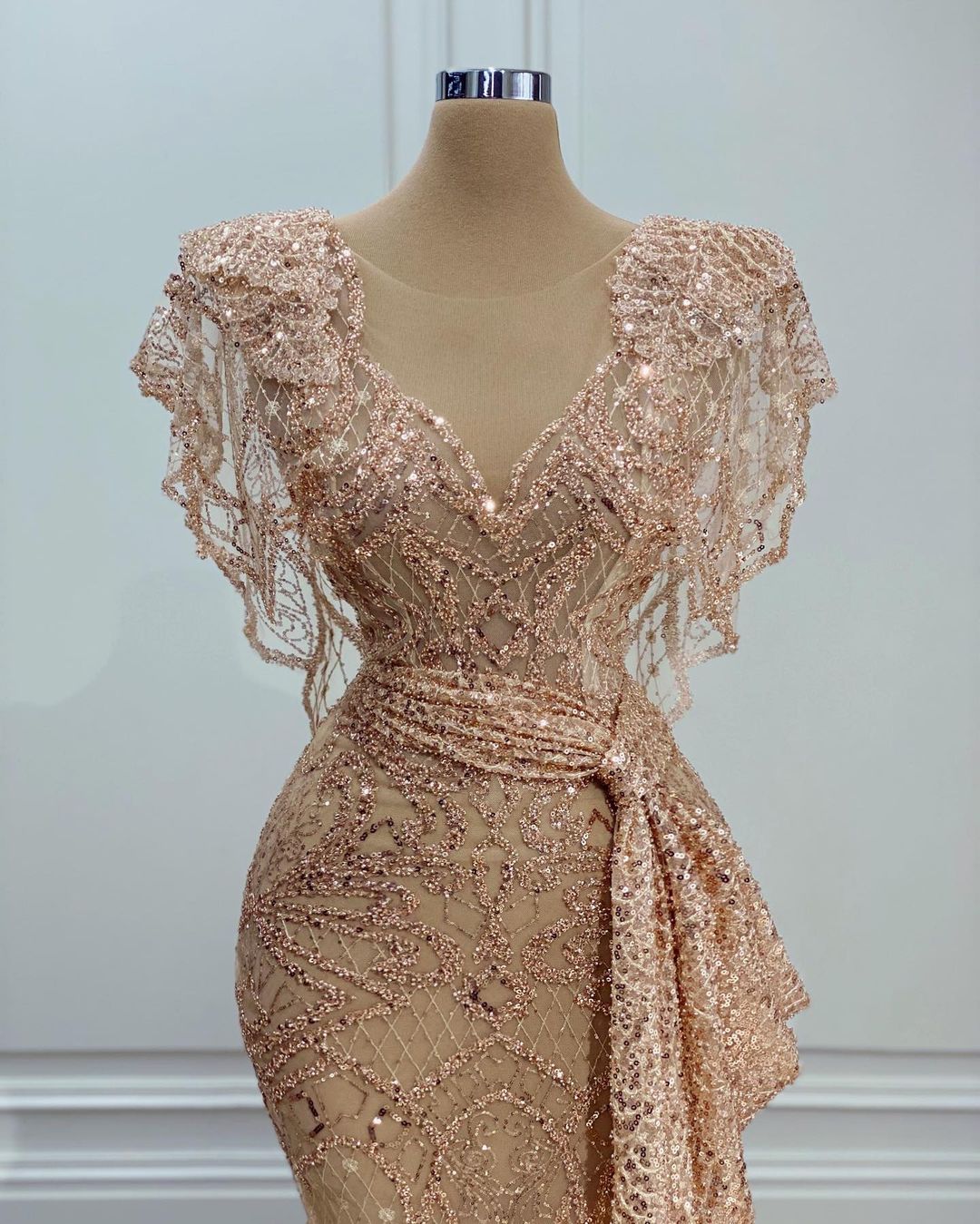 Elegant Long Gold Mermaid Lace V-neck Sleeveless Prom Dress