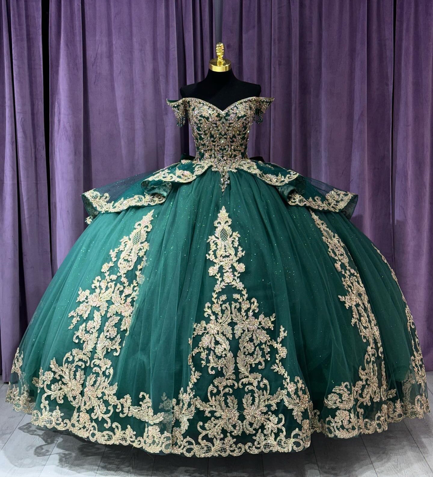 Elegant & Luxuru Ball Gown Off Shoulder Gold Lace Applique Beads Tiered Ruffle Emerald Green Tulle Quinceanera Dress Princess Gown For Sweet 16 Elegant & Luxuru Ball Gown Off Shoulder Gold Lace Applique Beads Tiered Ruffle Emerald Green Tulle Quinceanera Dress Princess Gown For Sweet 16