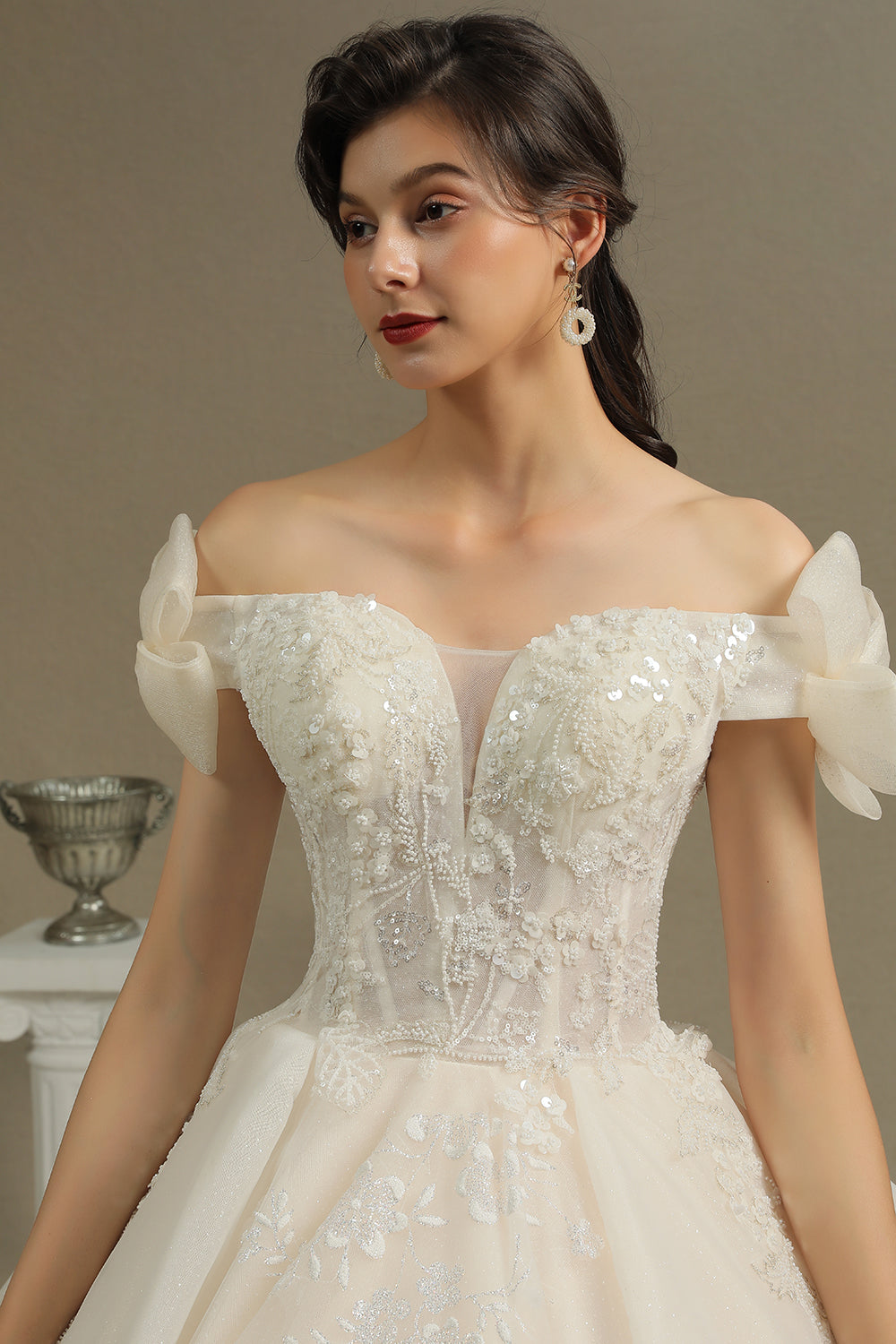 Elegant Off-the-Shoulder Tulle Lace Ball Gown Floor Length Graden Bridal Gown