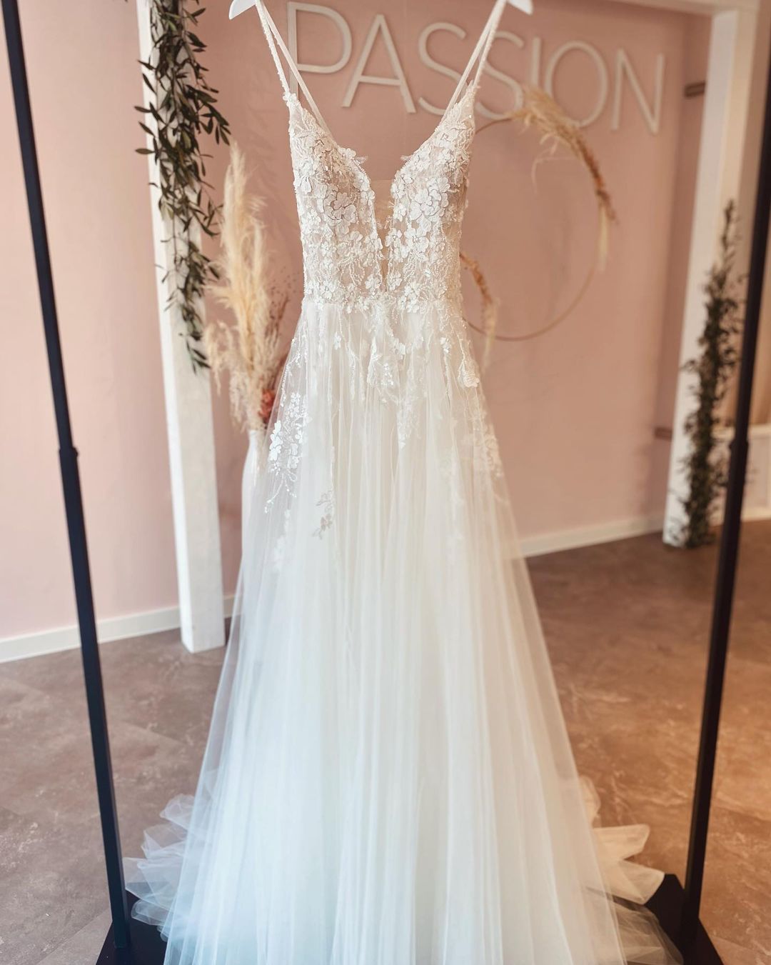 Elegant Spaghetti-Strap Lace Beach Wedding Dress Beach Bridal Gowns