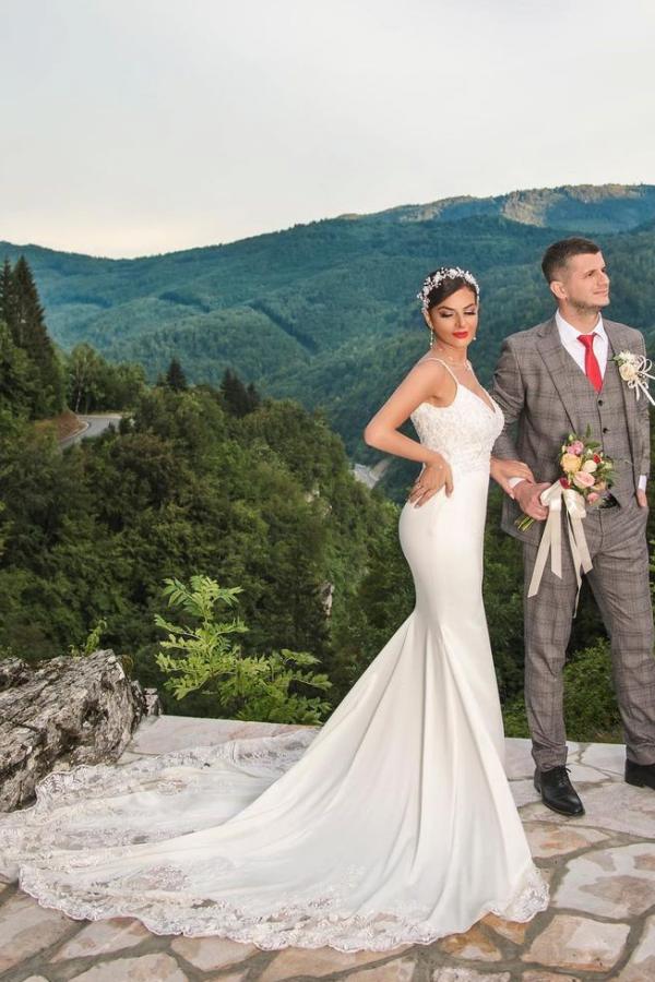 Elegant Spaghetti-Straps Lace Wedding Dress Mermaid Bridal Gowns