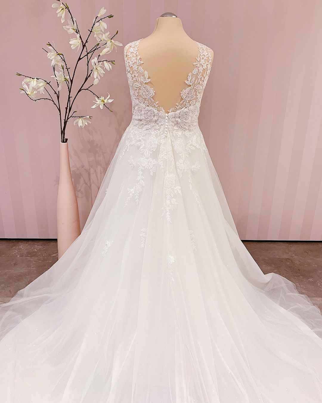 Elegant Tulle Lace V Neck Sleeveless Zipper A-Line Wedding Dresses