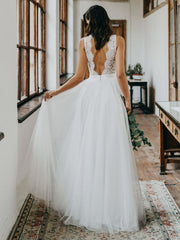 Elegant V Neck Tulle White Lace Sleeveless A-Line Beach Wedding Dresses
