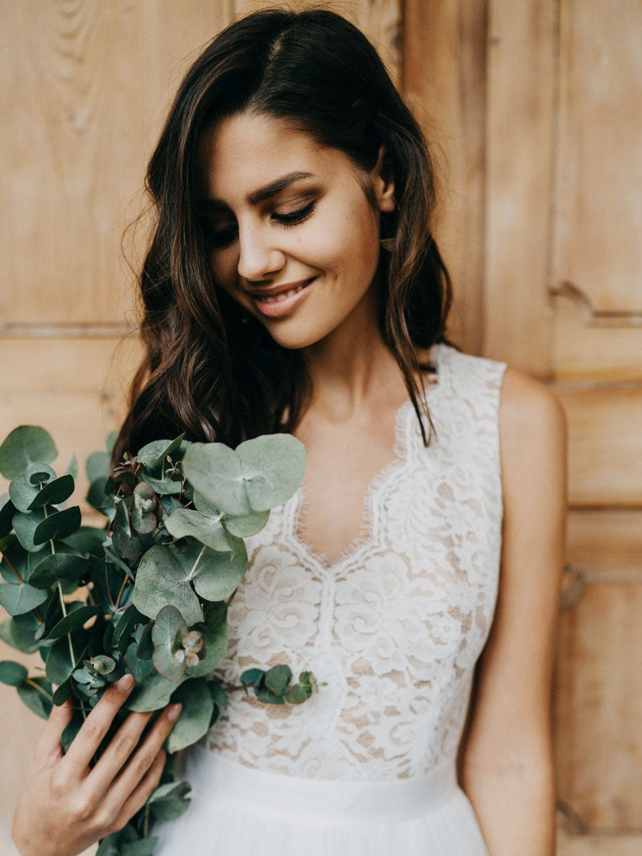 Elegant V Neck Tulle White Lace Sleeveless A-Line Beach Wedding Dresses
