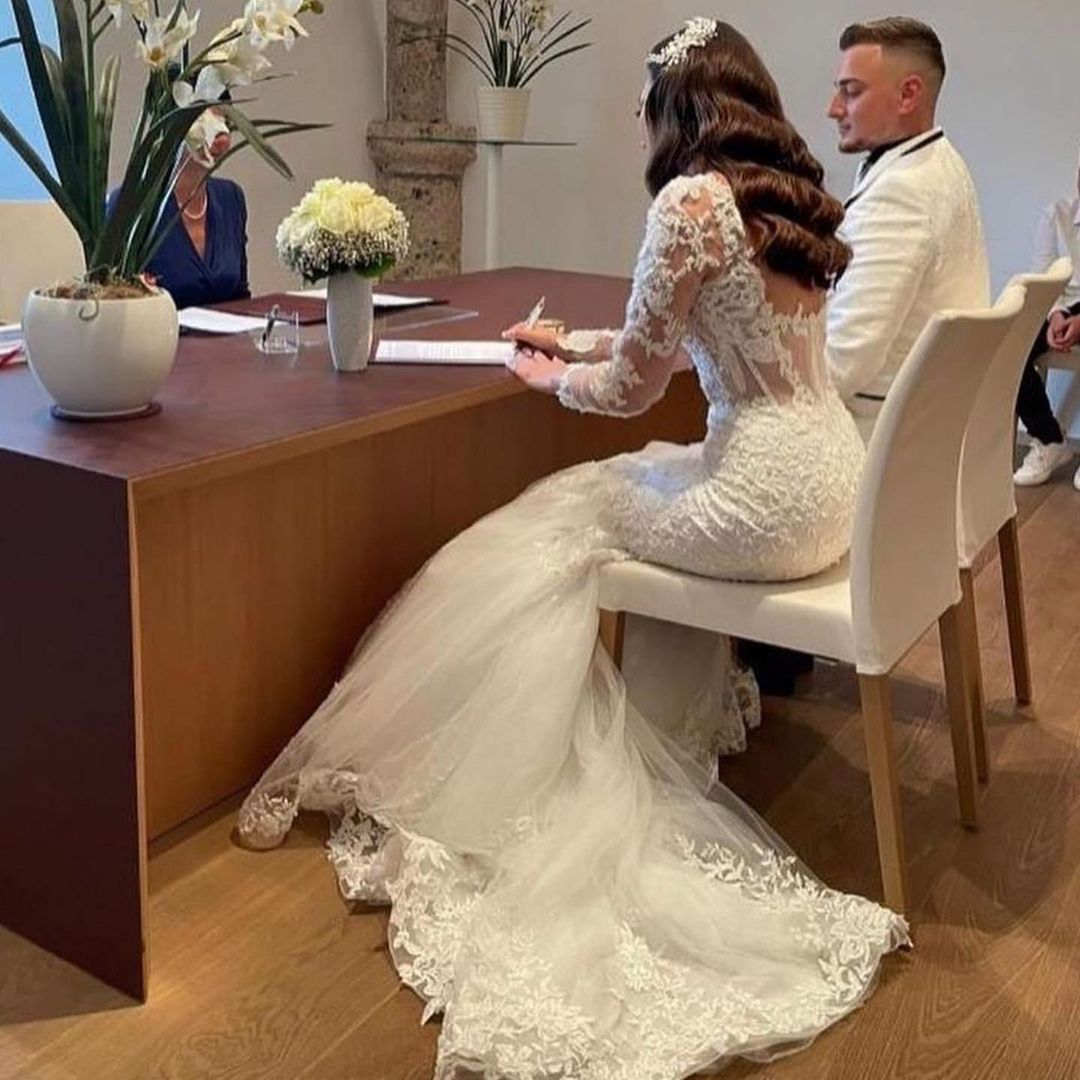 Elegant White Lace Mermaid Bridal Dress with Lace Appliques