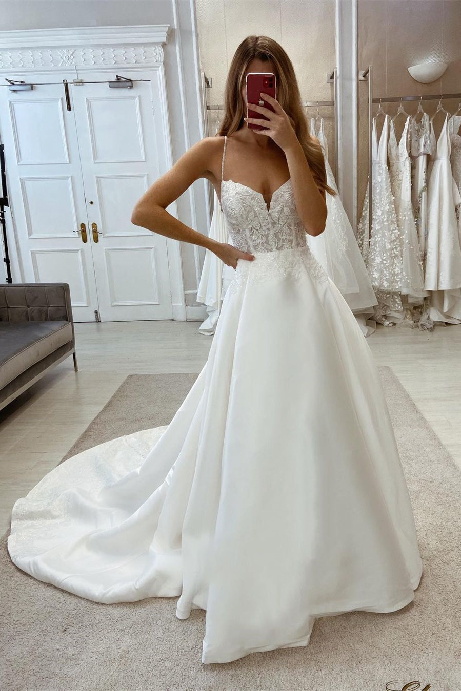 Fabulous Long Sleeveless V-Neck Bridal Dresses Lace Appliques